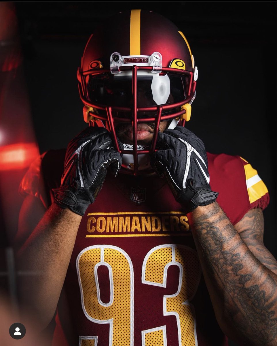 TheLastFullback's tweet photo. Commanders Jonathan Allen rocking the nose bar/ visor combo again this season. π₯
#OGSwag
#NoseBarsAndNeckRolls https://t.co/rBPQ6GZ7S8