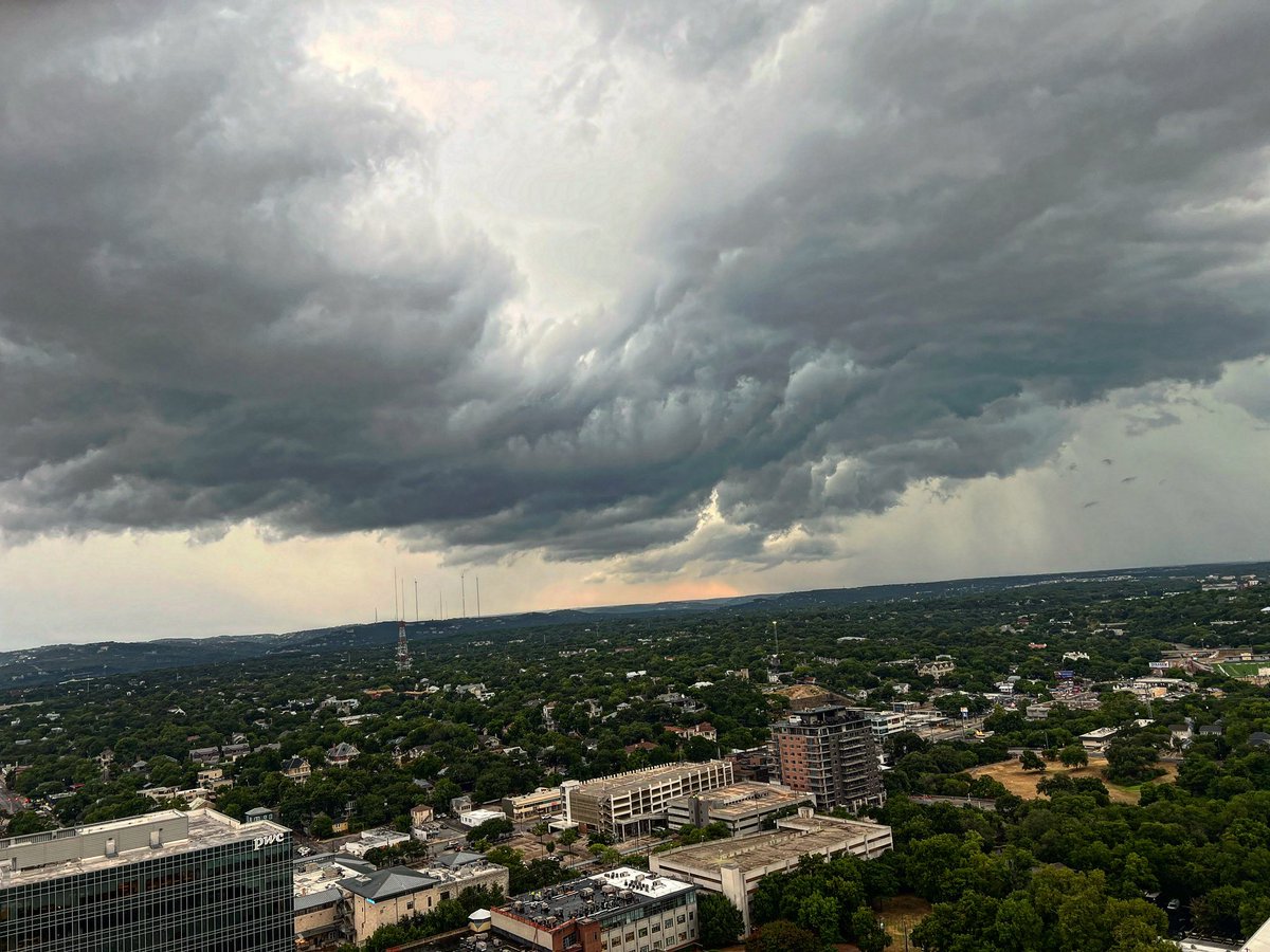WilliamBrunton1's tweet photo. @ScottFisherFOX7 not too dramatic..but love the cloud formation! https://t.co/Fb1khawsFR