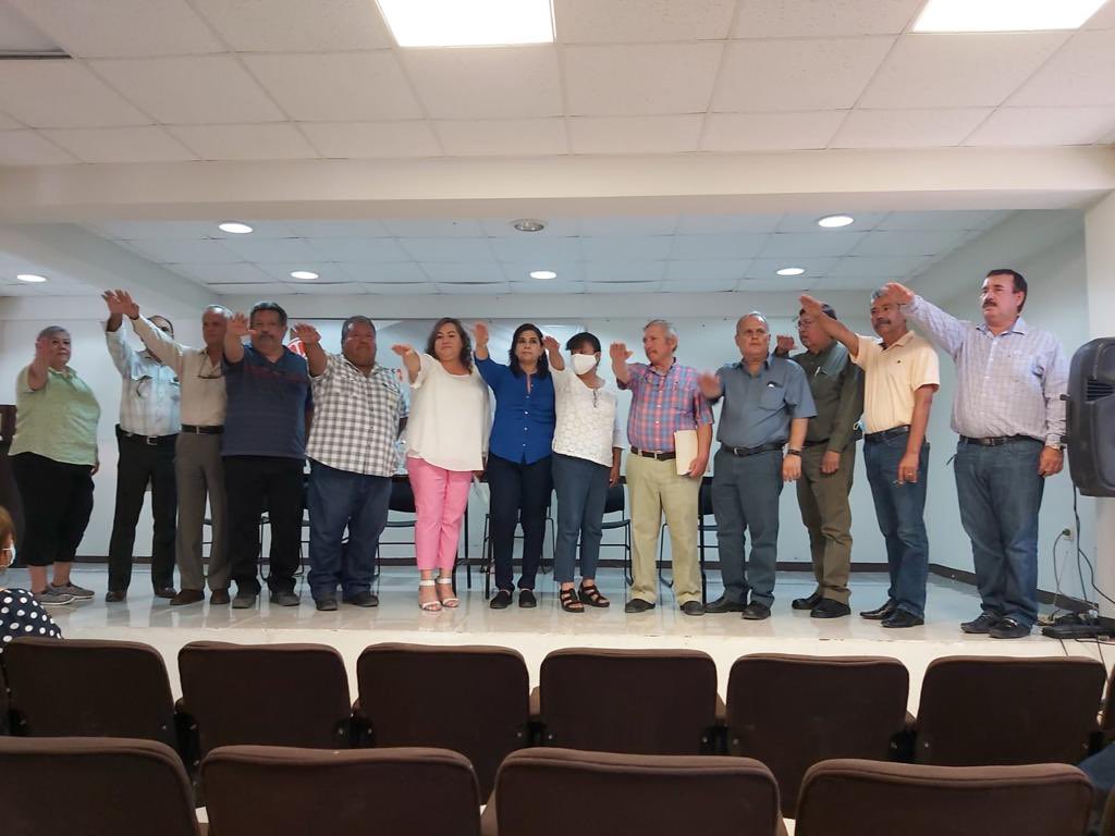SNTE21's tweet photo. #UnoSomosTodos🙋‍♀️
#TodosSomosUno🙋‍♂️

A través de procesos democráticos que fortalecen a la #Sección21🟠 del #SNTE📚, se realizó la renovación de la Delegación Sindical #DIV20 del nivel de jubilados, así como la constitución de la #DII250 de Secundarias Técnicas, https://t.co/sjD1uPSPMn