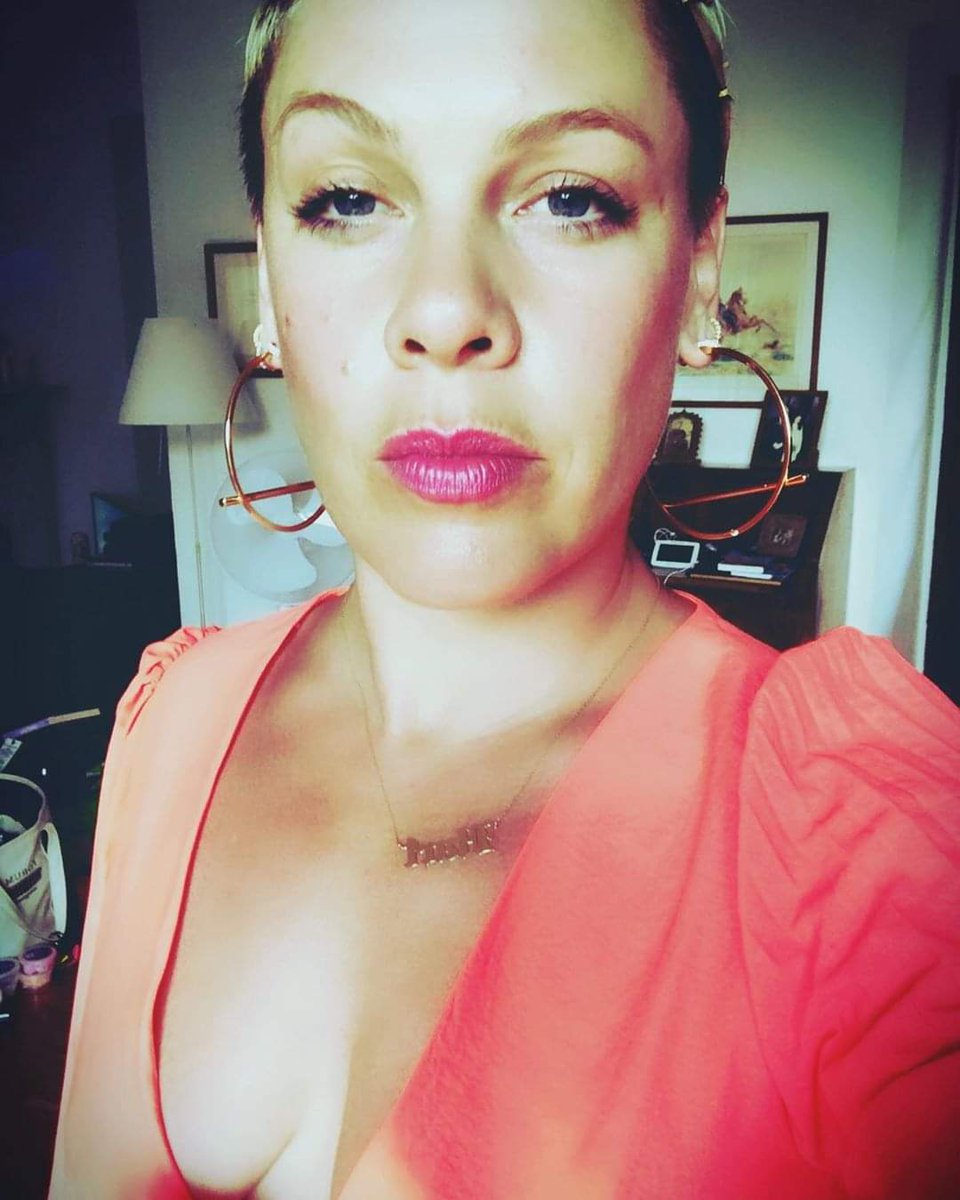 hectorvallef7's tweet photo. So singer Pink doesn't want you to listen to her music if you're all for people living. To be honest, I didn't know she was so radical. But anyway, she is not a fan of living people. His words. Shame on you, fuck you Alicia.
#NoAlAborto 
#vivalavida https://t.co/Hwroa8aUNt