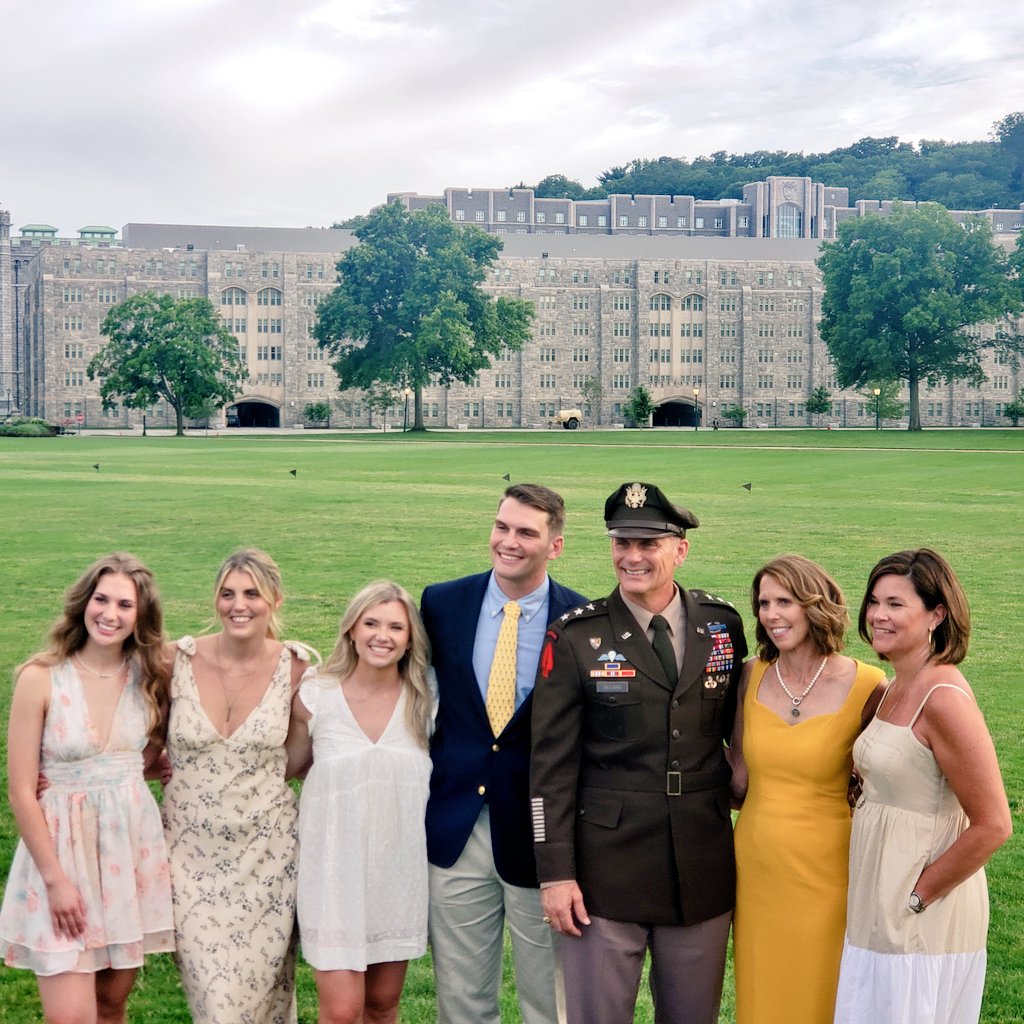 KGKraetzerMedia's tweet photo. @WestPoint_USMA has its 61st  Superintendent, aforementioned Commandant, Lt. Gen. Steven W. Gillan, received his third Star and Accepted Flag of Academy at a ceremony at the Superintendent's residence.
@AmericanLegion #AmericanLegion @WVOXRADIO 
#SALStrong @USArmy https://t.co/aN318kFwUU