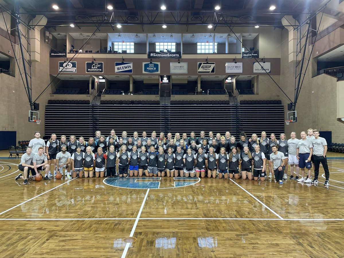 Our WHO’S NEXT HIGH SCHOOL GIRLS 🏀 COMBINE is a wrap‼️ What a tremendous day at the @SanfordPentagon

◾️Had almost 6️⃣0️⃣ ladies in the gym COMPETING!
◾️College coaches from across the region
◾️Tremendous staff

HUGE thanks to everyone for making these last two days BIG-TIME! 📈