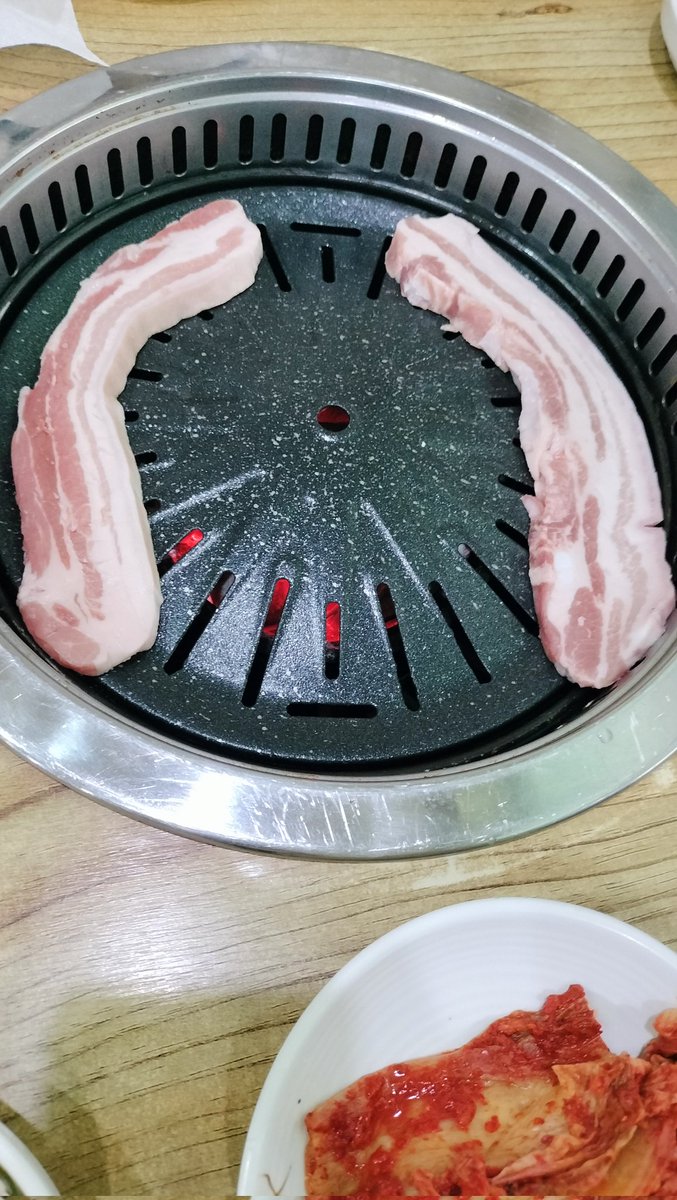 เรื่องกินไว้ใจเราได้ อิอิ
ไม่ว่าอยู่ไหน สิ่งที่ขาดไม่ได้ 
คือ ของอร่อยๆจร้😋😋😋