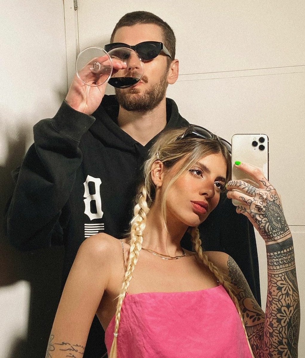 supremefem's tweet photo. Bebendo vinho, quebrando as taças... ❤️‍🔥 https://t.co/oeiA7avP9W