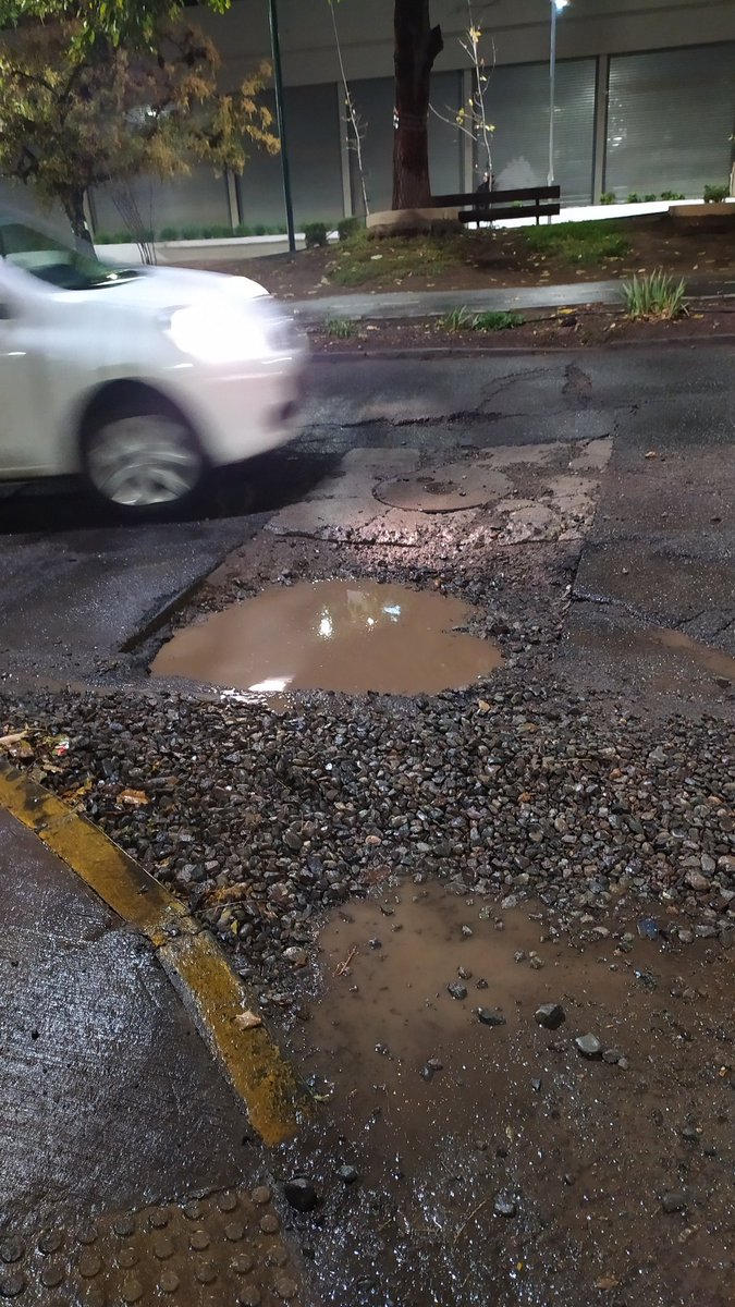 armanduco's tweet photo. Los que pagamos el permiso de circulación en @Muni_Recoleta @danieljadue merecemos un poco de respeto  Avenida Perú con Fisher. @PeruAvenida 😔 https://t.co/CO4Rqy8U78