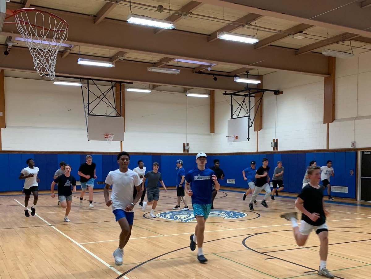 Riverhead_FB's tweet photo. Great job to all who came to our workouts this evening.  This was a great first day and we are all looking forward to even more athletes showing up and working hard on Day 2! #ringthebell #gobluewaves #riverheadfootball https://t.co/mbGnRVtSq9