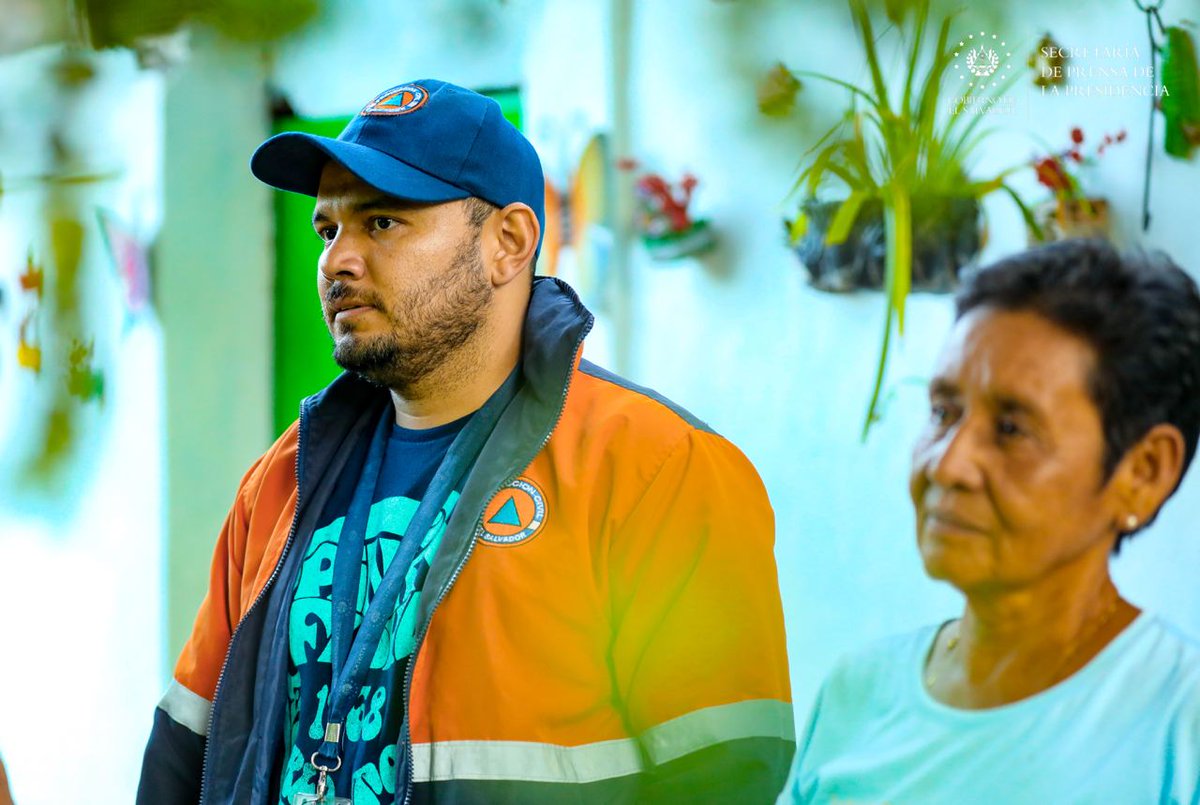 SecPrensaSV's tweet photo. #PlanInvernal2022 | El Equipo Táctico Operativo de @PROCIVILSV se ha trasladado al municipio de Soyapango para realizar una inspección técnica en una vivienda en la colonia Suyapa, la cual se encuentra en riesgo de colapsar por un deslizamiento de tierra. https://t.co/PqoTLNyHnV