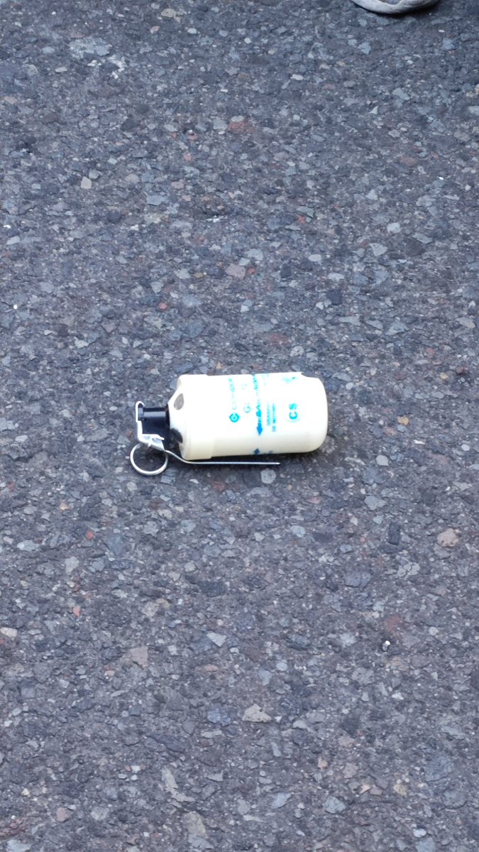 #URGENTE 
DENUNCIAMOS INTENTO DE SABOTEO DE DIÁLOGO 
Al menos tres policías infiltrados ha identificado la guardia indígena en alrededores de la Basílica, en la mochila tenían bombas lacrimógenas. Según datos confirmados pertenecen a la DNGINT DNPJ. 
La mano de <a href="/CarrilloRosero/">Patricio Carrillo</a>?