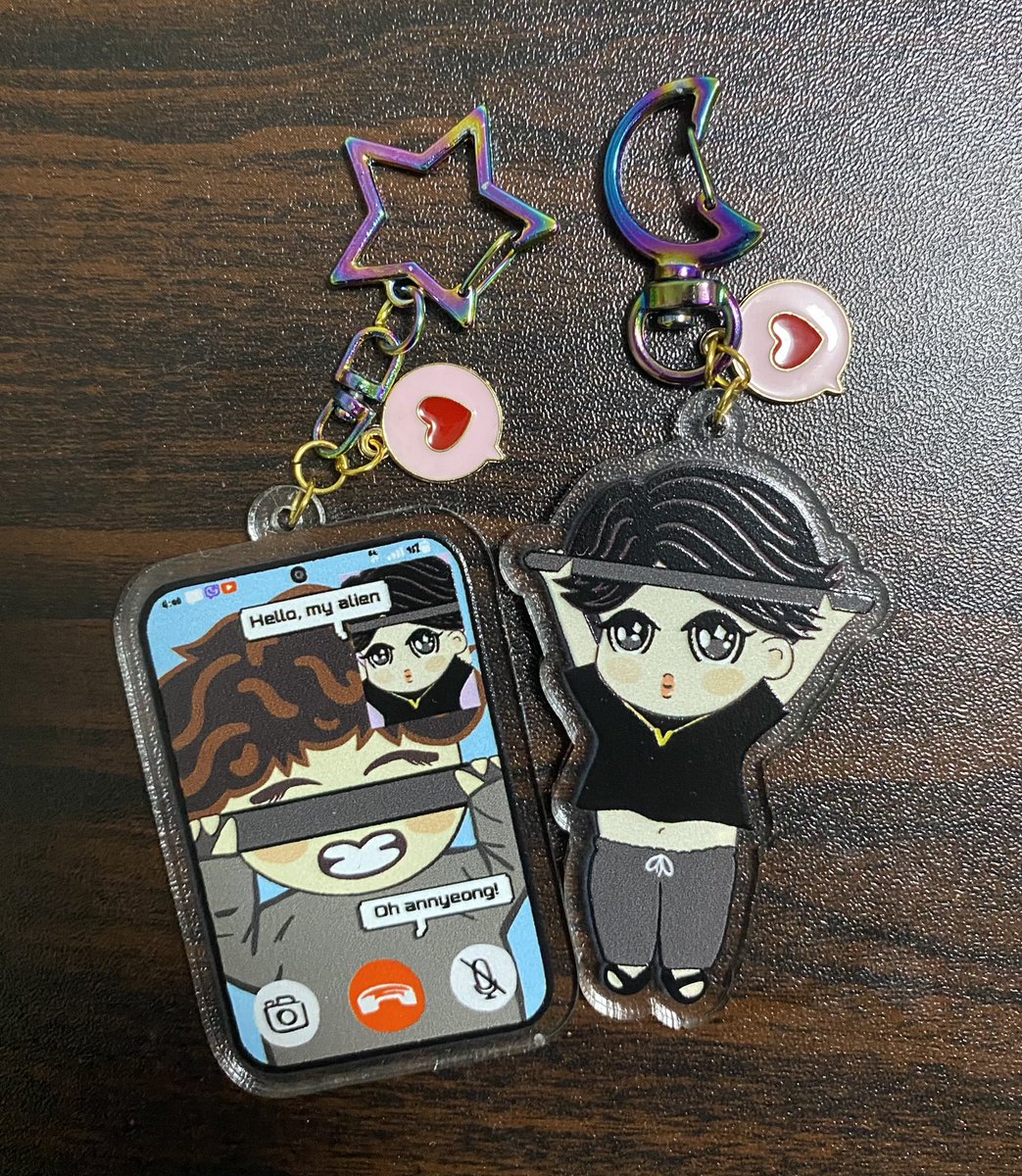 VMinvLivetoday's tweet photo. Look what came in today?! Thank you @projectvmin THIS FITS RIGHT IN CAUSE I KNOW VMIN WERE VIDEOCALLING EO WHILE THEY ARE AWAY FROM EACH OTHER 😭😭😭😭 https://t.co/vUKoiIq8fU