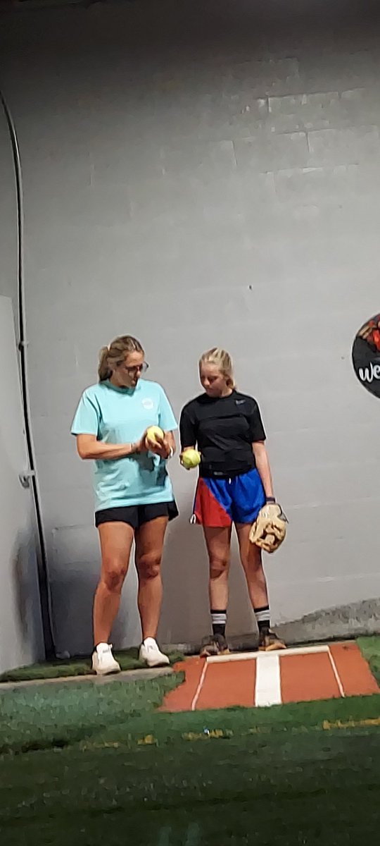 Beecham05's tweet photo. Irelynn had a great lesson tonight with her Pitching coach getting her ready for PGF Top Gun this weekend in Illinois @tnbolts2027west @IHartFastpitch @PGFnetwork @ExtraInningSB @Los_Stuff @ https://t.co/2GO9XESCVv
