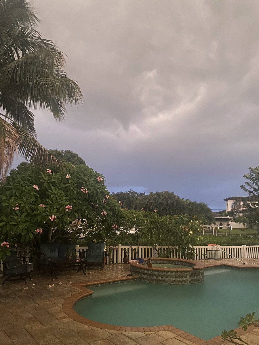 St. Pete tornado forming near snell isle🌪
