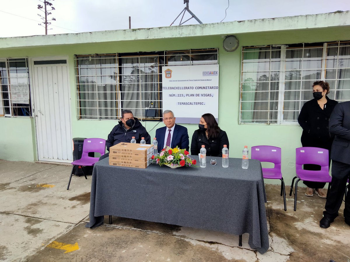 Edomex_TBC's tweet photo. Entrega de Chromebooks para nuestros docentes  en el @tbc223 del municipio de Temascaltepec con la presencia del representante de @SEMSedomex el maestro Ignacio Rubí Director de Cecytem y nuestra Directora de TBC  @VeronicaRB04 https://t.co/ifmnjXy0mn