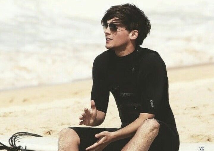 hllyscmtxwlls's tweet photo. au teen beach movie

donde harry y louis son mejores amigos, pero saben que están enamorados el uno del otro

o donde dos surfistas mágicamente se adentran en un musical de los 60’s 

¿cómo lograrán escapar cuando cometan un accidente que arruine el transcurso de la película? https://t.co/yEAm2O8BY9