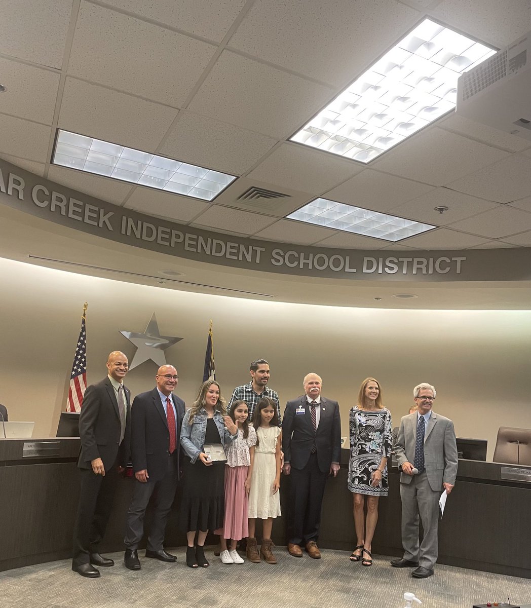 hollyshughes's tweet photo. We are THANKFUL for ALL of our substitutes who serve in CCISD! Daisy is a true gift and named our Elementary Sub of the year. Thank you for supporting learning in CCISD, superstars! #ccisdfamily @ClearCreekHR @mcwhirterelem https://t.co/2HlVPxE8Iy