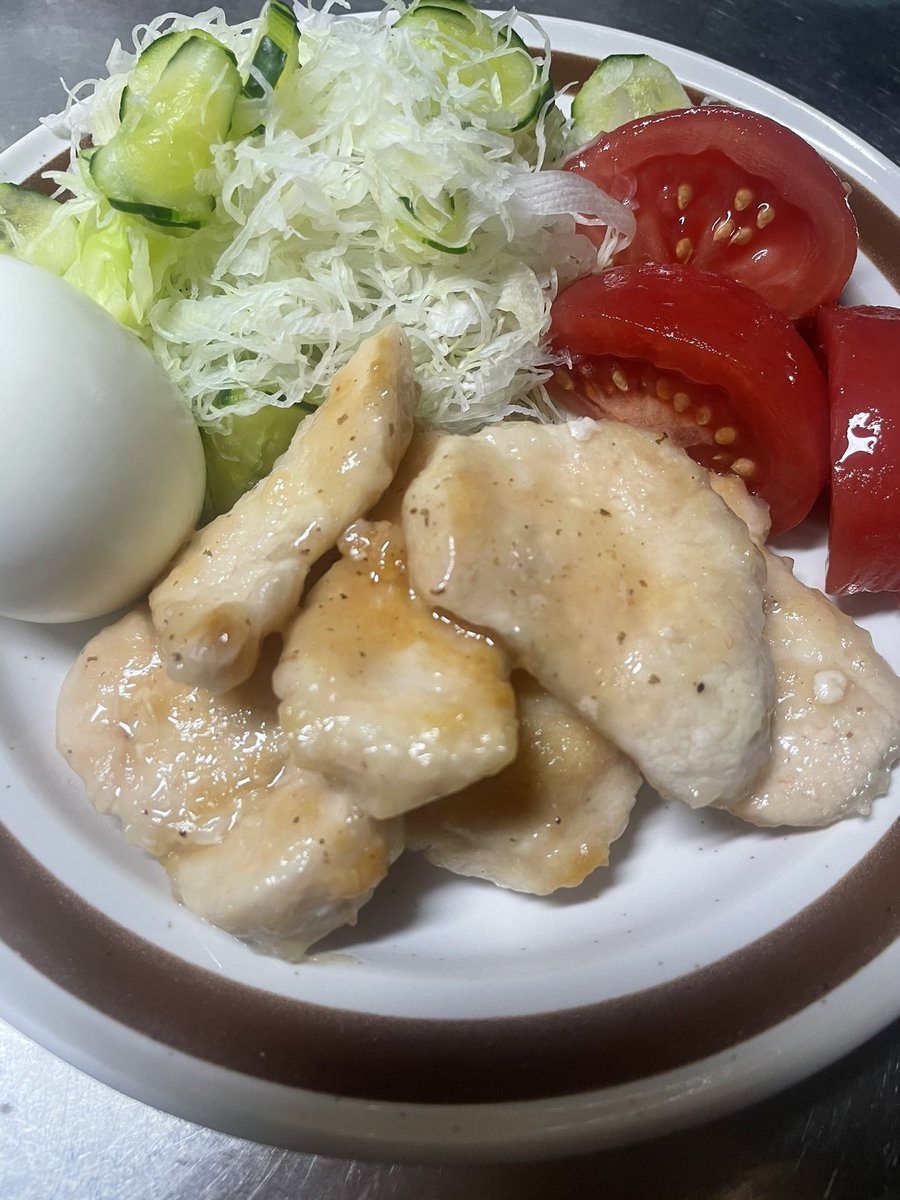 昨日は甘藍の千切りと胡瓜のサラダと鶏肉のドレッシング焼きとゆで卵とトマトです 甘藍の千切りと胡瓜は切ってから塩で水抜きをしました 鶏肉は一口大に切ってから片栗粉を塗して焼いた後に某ピエトロさん