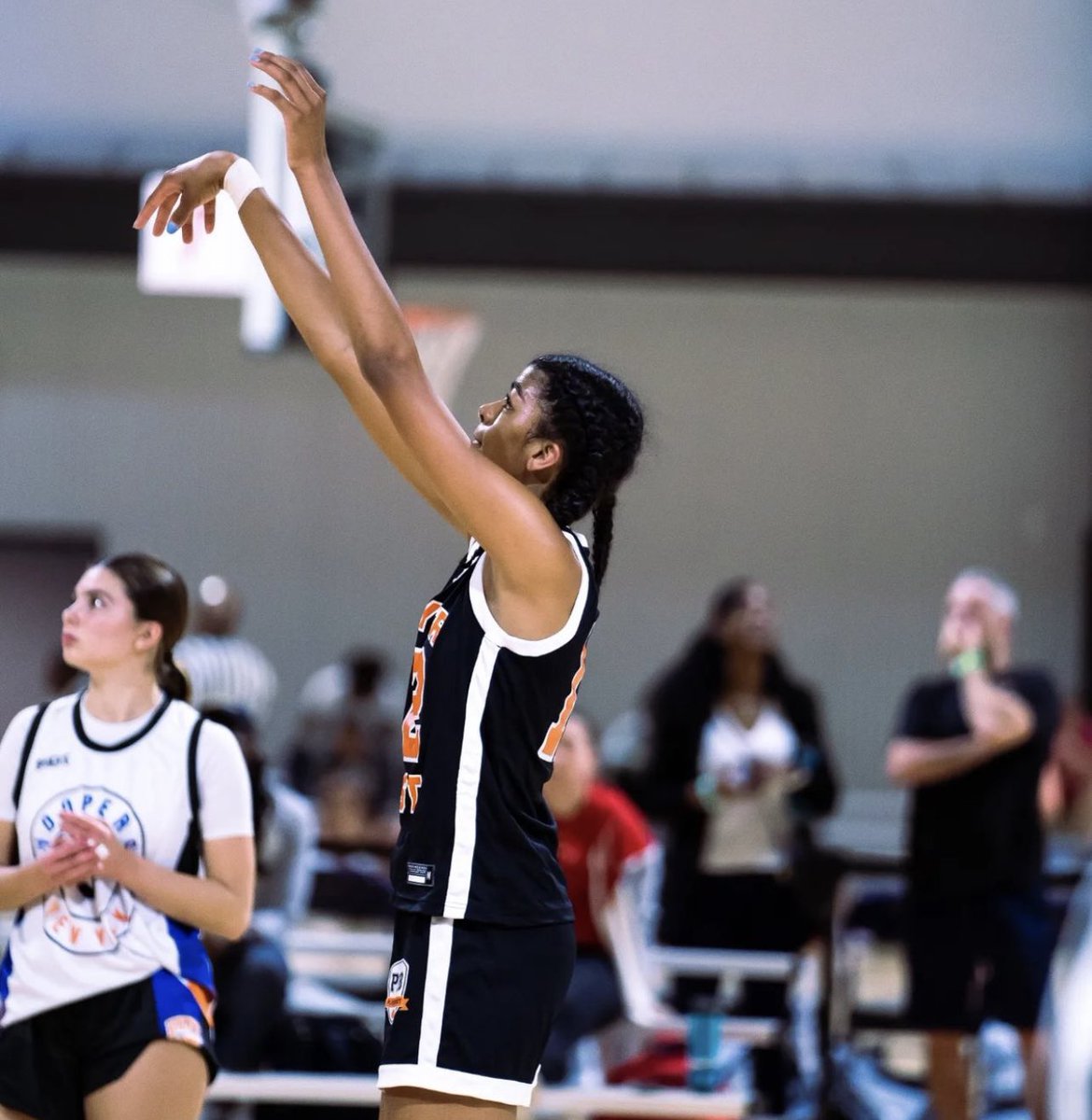 I am extremely blessed and greatful to have received an offer from the University of Oregon !!! Thank you so much for this opportunity <a href="/GoDucksKG/">Kelly Graves</a> , @coachmikemoser , <a href="/GoDucksJKB/">Jodie Kaczor Berry</a> , and staff !!