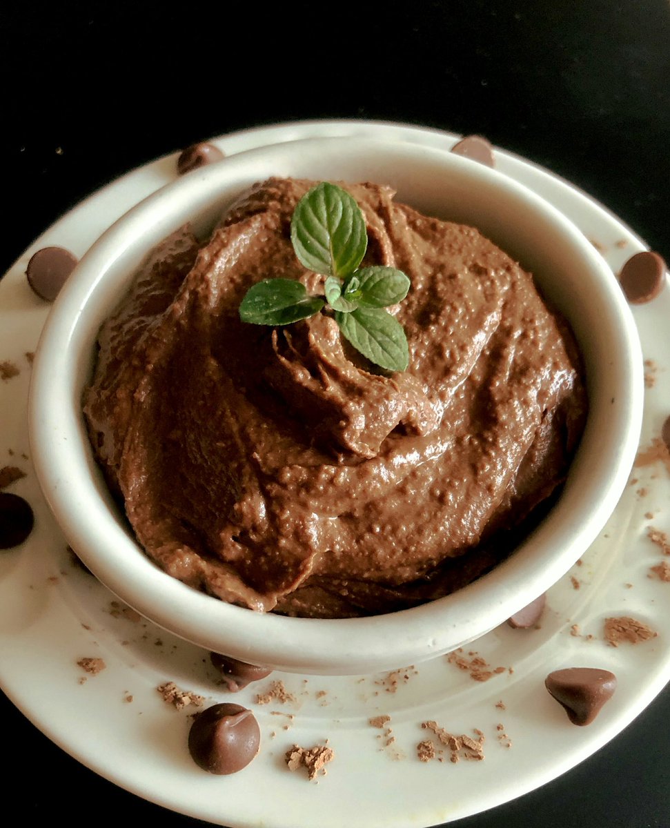 pinkypanda0823's tweet photo. This drinkie is delicious. Unka Gao Gao and Chef Boodres bring out their side dish: chocolate hummus with fresh cinnamon sugar pita chips. Unka Bob @PandaChronicle is devouring this. #BattleCacao #BambooChef https://t.co/yrN5SG7aTC