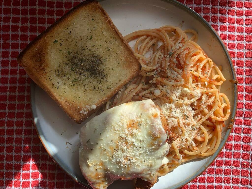 seanmonaghan13's tweet photo. Monday Night called for Chicken Parmesan. A fairly easy and quick meal for the family.
.
.
.
#chickenparmesan #chickenparmigiana #chickenparm #chickenparma #chicken #garlic #garlictoast #garlicbread #pasta #homemade #homemadefood #homecooking #homecooked #homecookedmeal #hom… https://t.co/qg8fxv6YeP