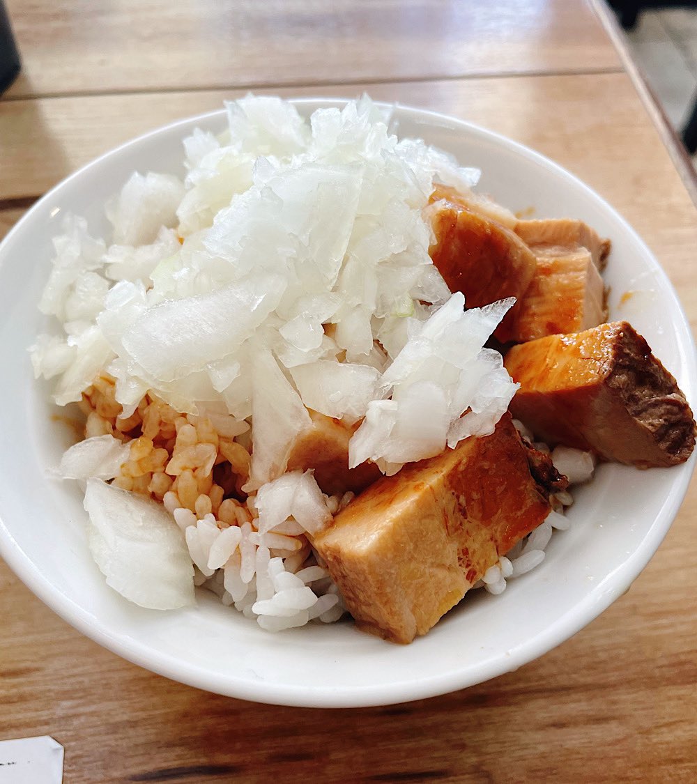 seishomaru_saga's tweet photo. おはようございます😊
営業は11:30～22:00です。

🍜 あっさり塩
煮干、昆布、鰹などで出汁をとりました。
ビタミンB1＆糖質で二日酔いの体にも。

🍚角煮丼ランチ
150円。大盛無料。15時まで。玉ねぎのシャキシャキとした食感と自家製チャーシューがよく合います。 https://t.co/N1NMPLK47N