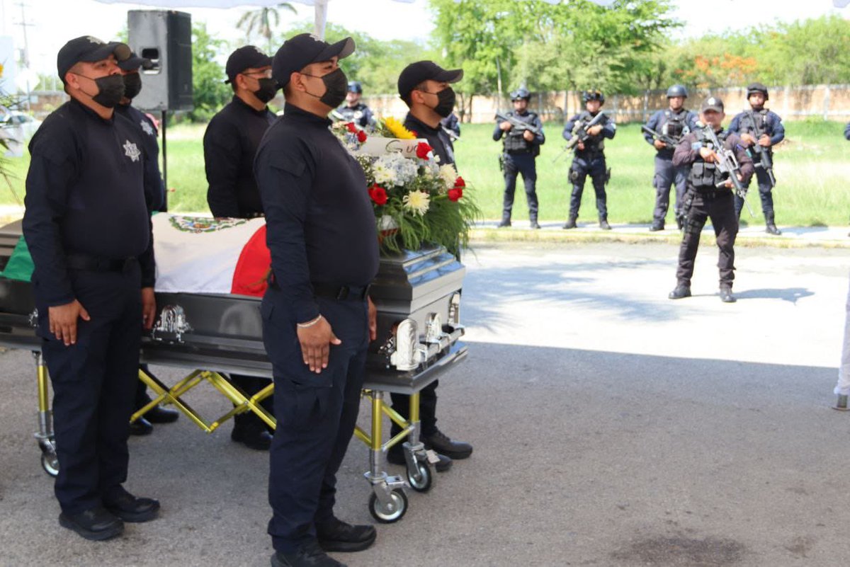Elementos de la Policía Estatal de Tamaulipas, familiares y amigos despidieron esta tarde a Eliezer Ramírez Hernández, Policía “A”, quien murió en cumplimiento de su deber.