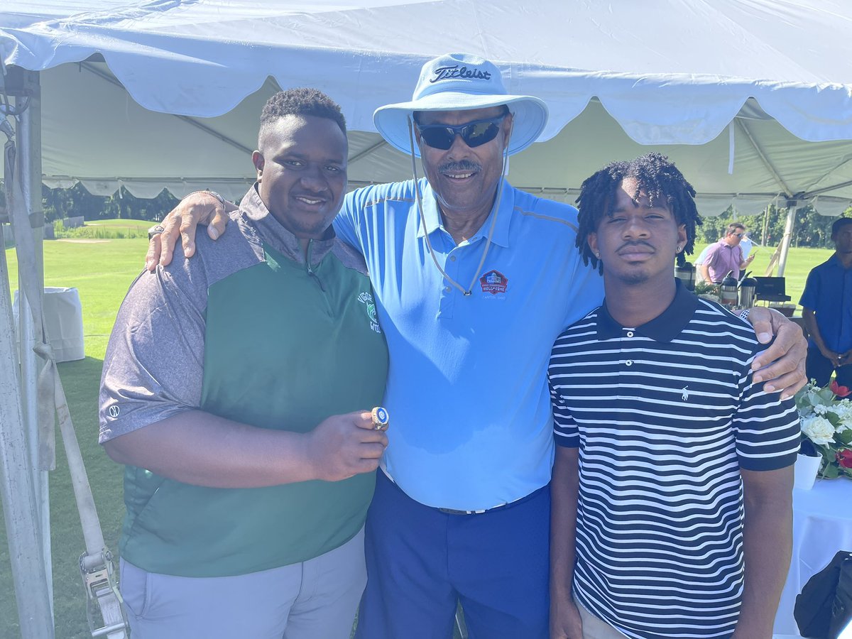 VigorUfootball's tweet photo. Pro Football Hall of Fame and Vigor Alum Robert Brazile with Faron Brown Jr. and Coach Markus Cook at The Senior Bowl’s Annual Charity Golf Tournament. #stillvigor#WP4L#tradition 🐺✅ https://t.co/PAGwX768kg