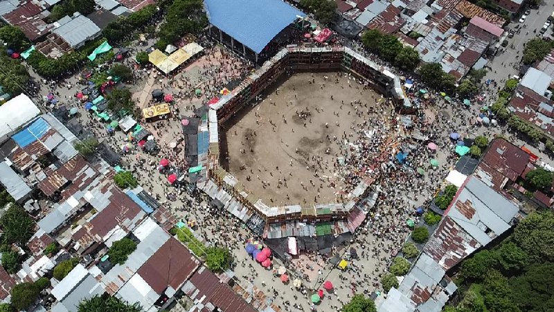 🇨🇴 Au moins 4 morts en Colombie, suite à la chute d’une tribune au cours d’un spectacle traditionnel taurin, où les spectateurs descendent dans l’arène pour affronter des petits taureaux. Tout un pan de gradins, bondés, s’est effondré dans la localité d’#Espinal.
#Colombia