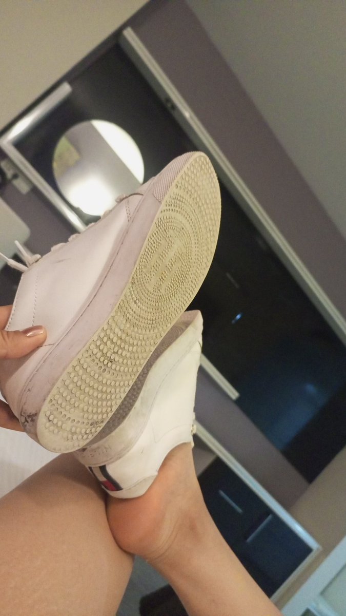 Ama siz çok kirlenmişsiniz  köpeklerim den birini hemen çağırıyorum yalasinlar köpeklerrrrr (kosunnnnnn sahibenizin ayakkabıları kirlendi)