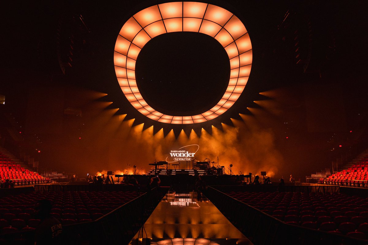 ShawnAccess's tweet image. Doors are open. HERE WE GO! #WonderTheWorldTour