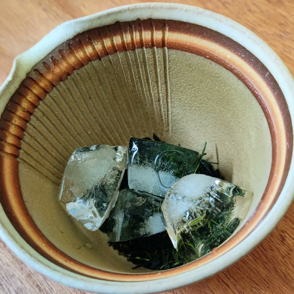 ATSUMAROTOMIHA1's tweet photo. 夏のオススメ氷出し緑茶！富原から新茶が続々出荷されています。エピガロカテキンやテアニンなどの成分が摂取できることが分かってきた氷出し緑茶で疲れがちな夏のココロとカラダをサポートしてはいかがでしょう！#とみはら茶 #真庭市 #勝山 #富原 #緑茶 #氷だし緑茶 #japanesetea #japaneseculture https://t.co/SS0zDTs868
