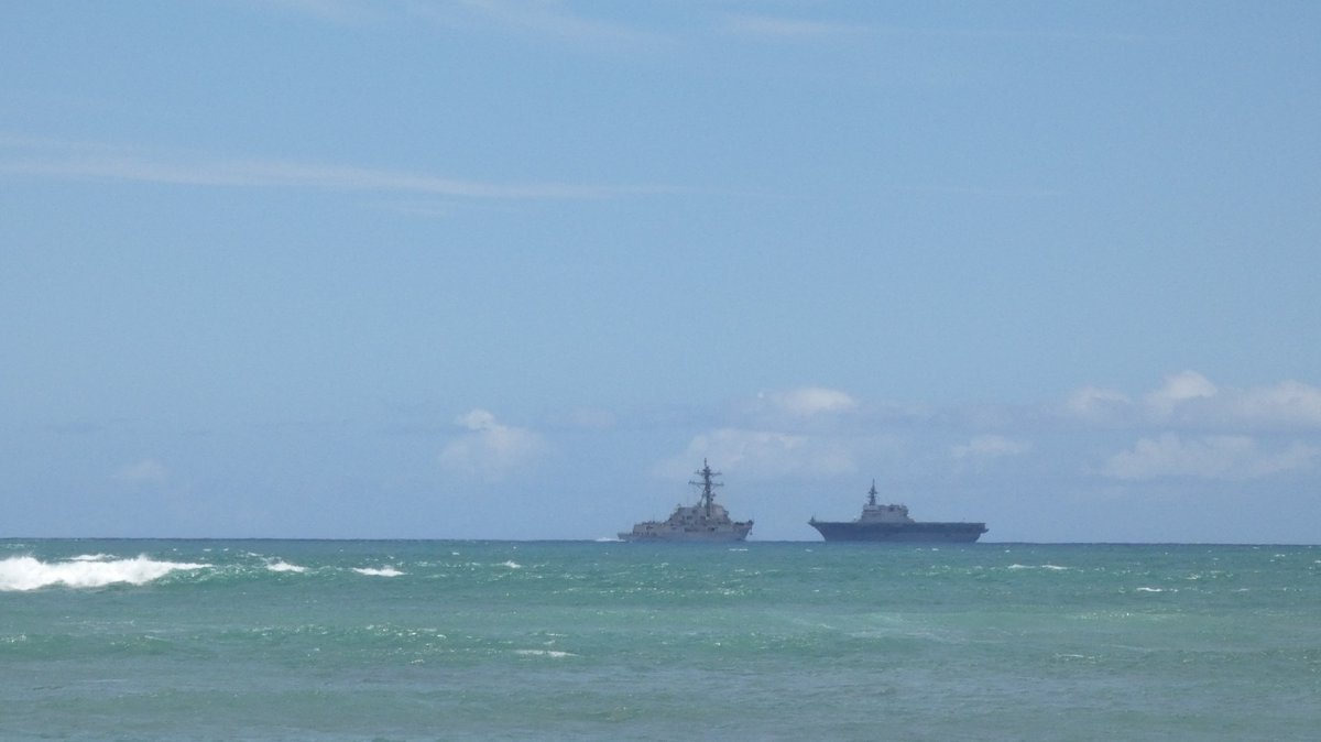 ES12071207's tweet photo. USS William P Lawrence (DDG 110) Arleigh Burke-class Flight IIA guided missile destroyer passes port to port with Japanese Maritime Self-Defense Force Izumo-class helicopter destroyer JS Izumo (DDH-183) outside Pearl Harbor June 27, 2022. #izumo #ddh183 #williamplawrence #ddg110 https://t.co/MOAxUcc8bS