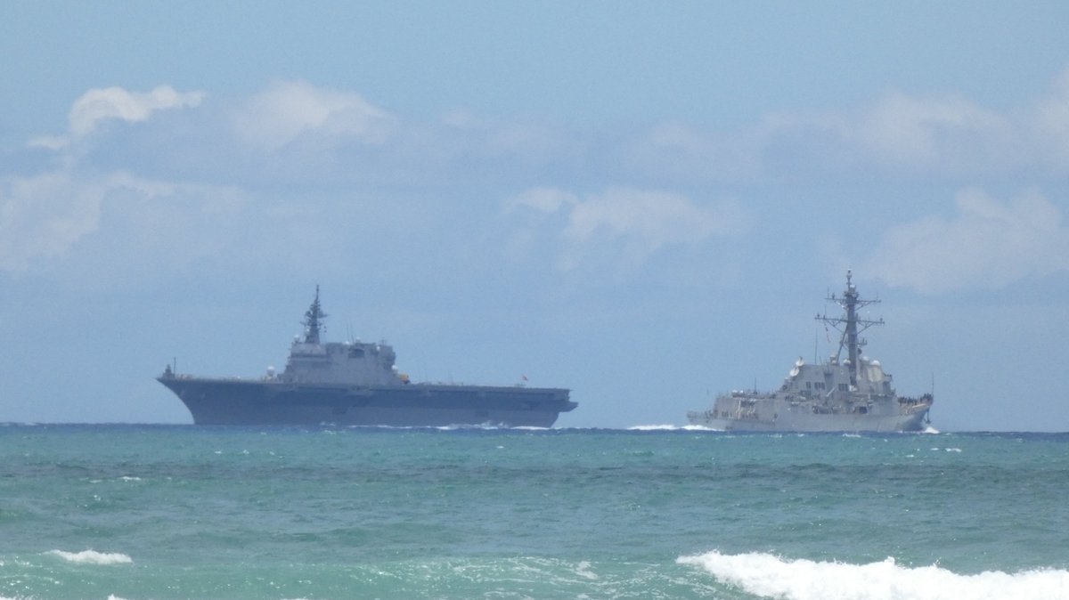 ES12071207's tweet photo. USS William P Lawrence (DDG 110) Arleigh Burke-class Flight IIA guided missile destroyer passes port to port with Japanese Maritime Self-Defense Force Izumo-class helicopter destroyer JS Izumo (DDH-183) outside Pearl Harbor June 27, 2022. #izumo #ddh183 #williamplawrence #ddg110 https://t.co/MOAxUcc8bS