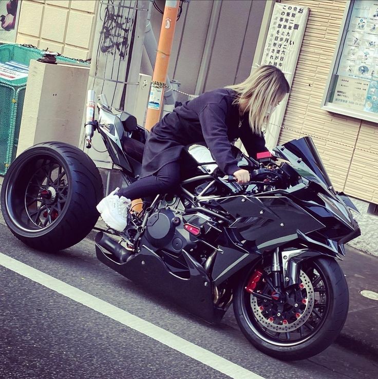 Pboualeine's tweet photo. Yahabusa 1300 cc https://t.co/cooQ6m8MWE