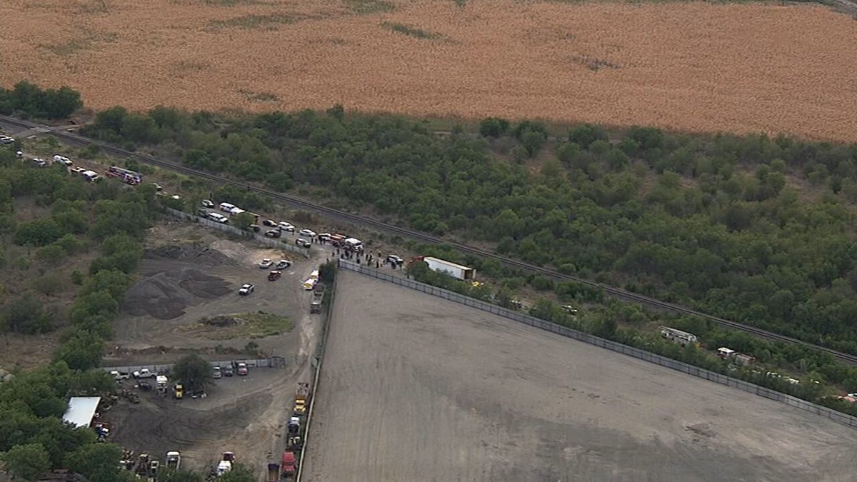 News4SA's tweet photo. "At Least 42 People Found Dead Inside Truck Carrying Migrants In Texas. These deaths are on Biden. They are a result of his deadly open border policies. They show the deadly consequences of his refusal to enforce the law." - GOV. GREG ABBOTT
https://t.co/LIz1VheQNj https://t.co/ntYblXwb1h