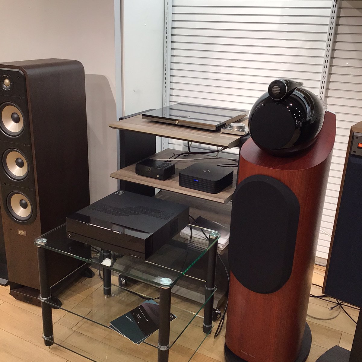 当店1階では #SilentAngel M1-8GBを展示

AmazonMusicHD/Spotify/Tidalなどストリーミングサービスやネットワーク再生、外部ストレージに対応

DAC内蔵モデルですがUSB出力ができますので、最初はプレーヤーとして、後々DACをグレードアップしトランスポートとしてお使いいただけます

#CAVIN大阪屋