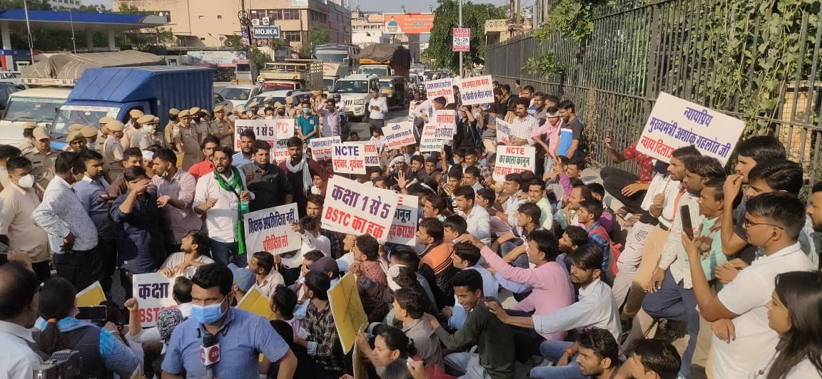 1.3 करोड़ BSTC / ETT / DELED /JBT /BTC शिक्षकों के खिलाफ लगाई गई SLP वापिस ले अन्यथा 2024 में भाजपा का सुफ़ड़ा साफ कर देंगे ! 
👉  रोजगार विरोधी भाजपा 

#BLACK_DAY_FOR_PRT