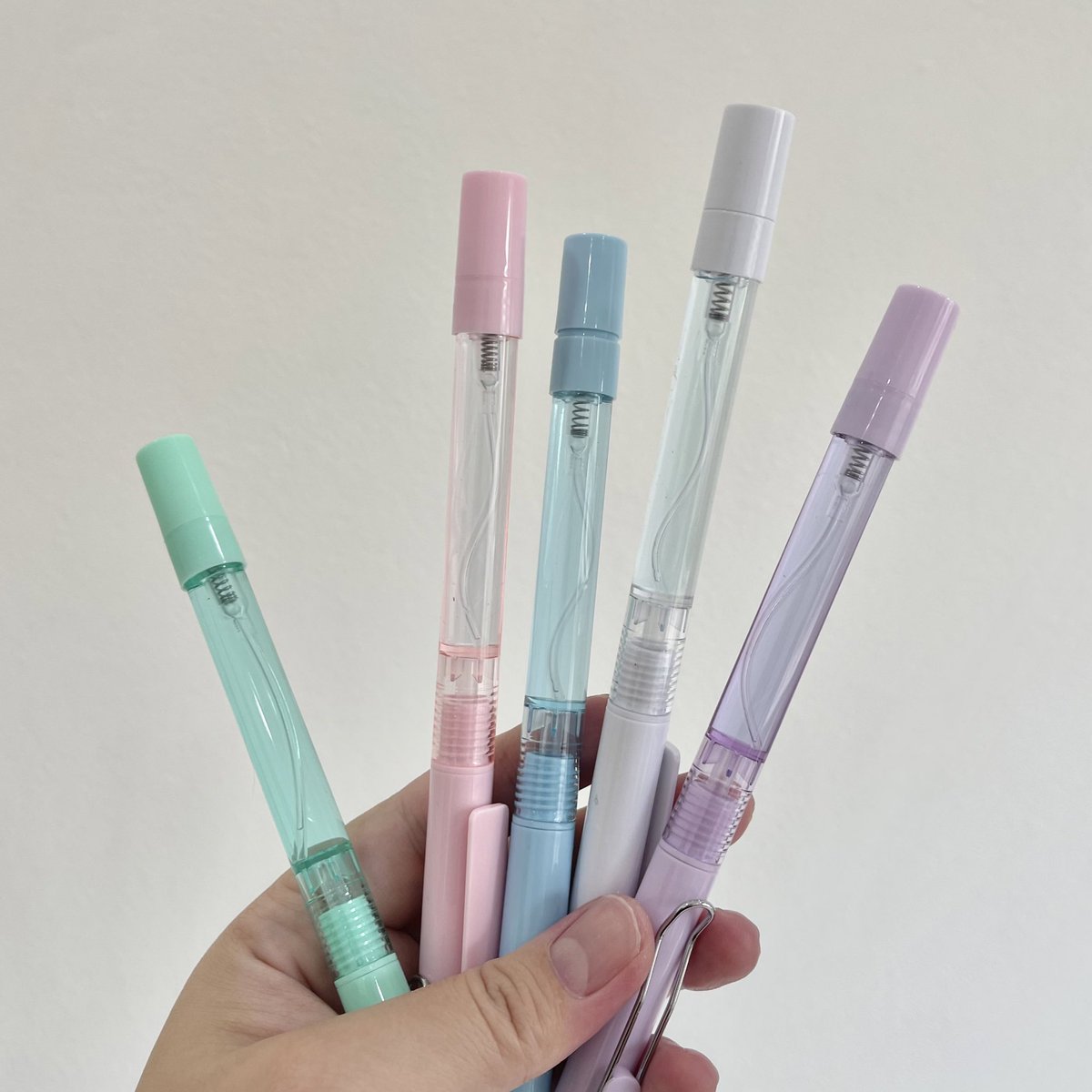sfkkfs_'s tweet photo. เป็นมากกว่าปากกาให้เธอแล้ว แท่งละ 12 บาท แต่ทำได้มากกว่าเขียน ใส่แอลกอฮอล์ไว้ฉีดมือ ตั้งมือถือก็ได้ แล้วคือ เขียนดี เขียนลื่นมาก หัวเล็กถูกใจเลย จะซื้อแจกเพื่อนละ จะได้ไม่ยืมกุ 55555 https://t.co/hreHMg0MC7