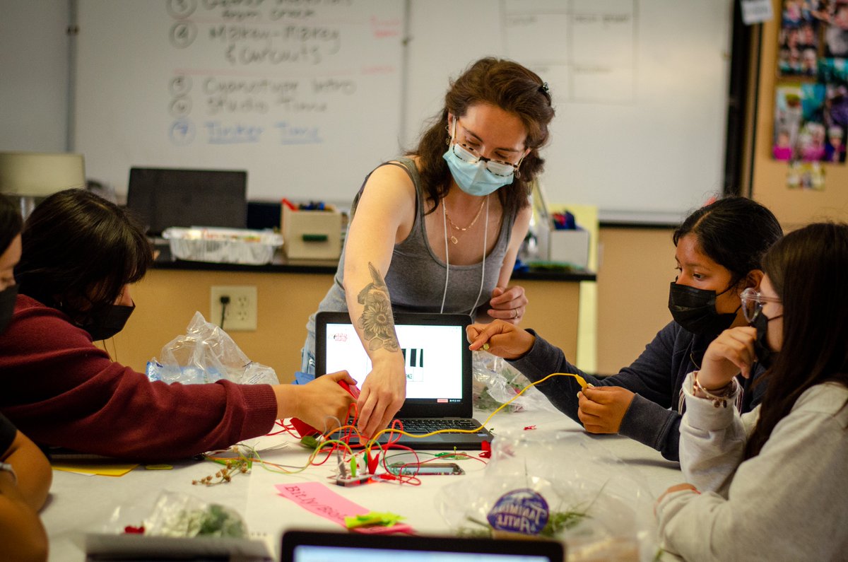 biojamcamp's tweet photo. In day 6 of #biojamcamp, @l3fty112 led teens to make biocircuits using foraged plants ๐ฑ from Gabilan Creek and @makeymakey to play tiny pianos ๐นand tetris! https://t.co/jA69MAoCqJ