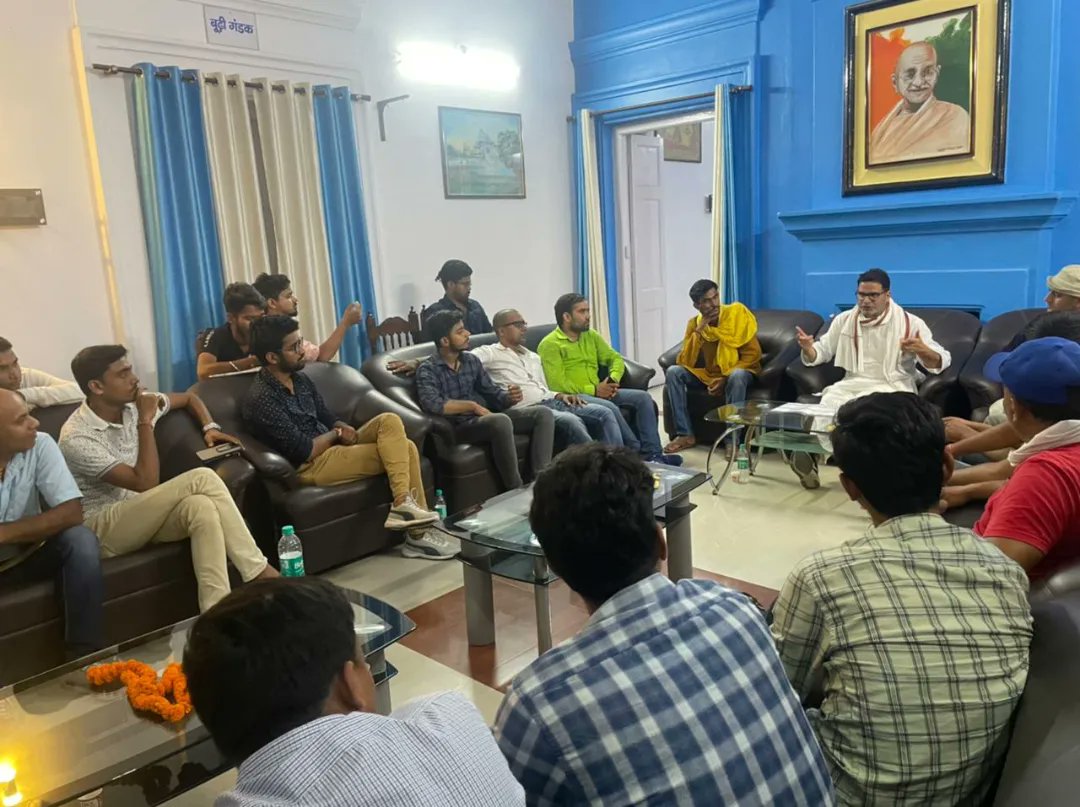 Bihar_Sansad's tweet photo. Youth of Muzaffarpur associated with @Bihar_Sansad is interacting with @PrashantKishor about his movement @jansuraajonline. Many questions were asked by the youth  &amp; The way PK answered all the questions shows his determination and dedication for building New #Bihar. https://t.co/NEqDLh5n6n