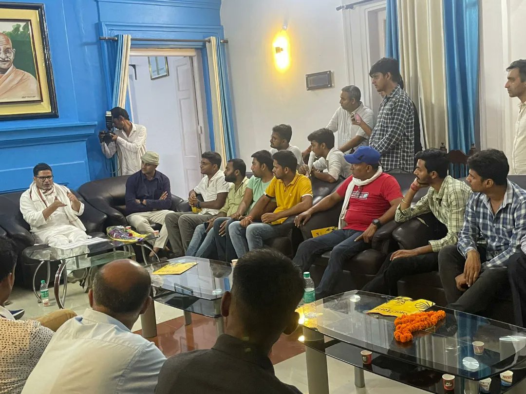 Bihar_Sansad's tweet photo. Youth of Muzaffarpur associated with @Bihar_Sansad is interacting with @PrashantKishor about his movement @jansuraajonline. Many questions were asked by the youth  &amp; The way PK answered all the questions shows his determination and dedication for building New #Bihar. https://t.co/NEqDLh5n6n