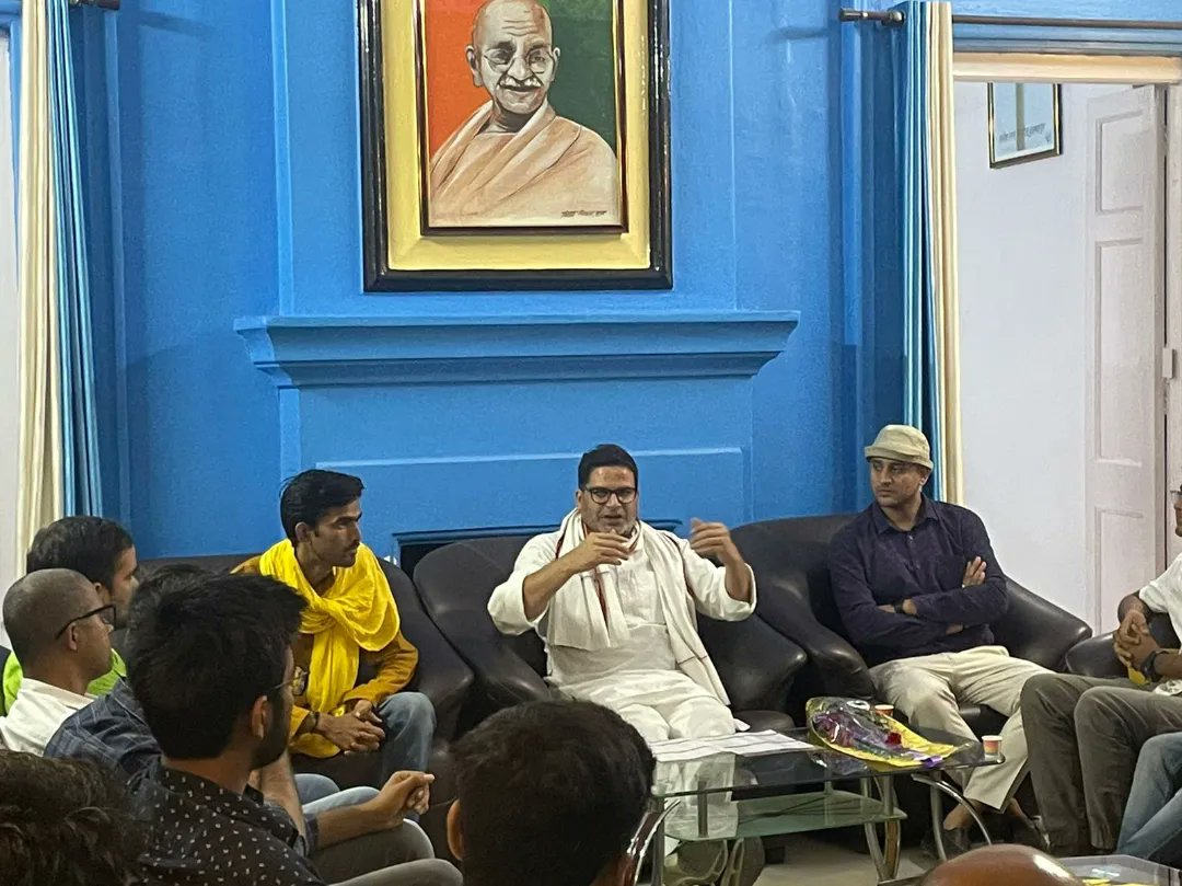 Bihar_Sansad's tweet photo. Youth of Muzaffarpur associated with @Bihar_Sansad is interacting with @PrashantKishor about his movement @jansuraajonline. Many questions were asked by the youth  &amp; The way PK answered all the questions shows his determination and dedication for building New #Bihar. https://t.co/NEqDLh5n6n