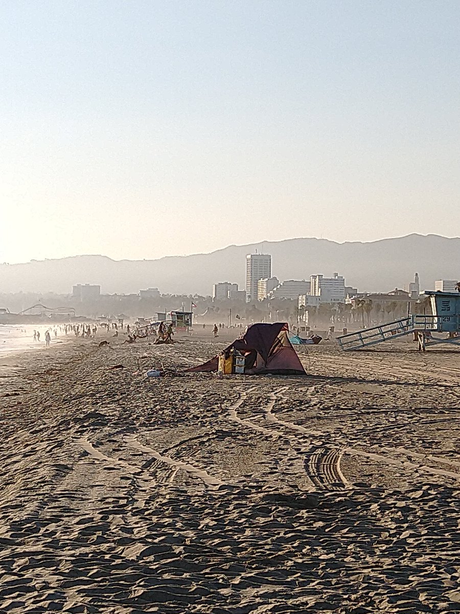 vanessa_aka19's tweet photo. Beachfront properties.
How is this allowed?
#lahomeless #venicebeach https://t.co/UElbBbKPgO