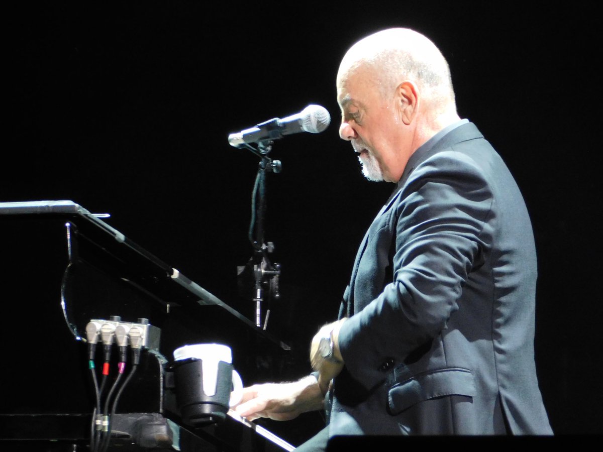 Bas34's tweet photo. Snuck down to Row 2 to see #PianoMan @billyjoel live at @NotreDame #theBESTshow https://t.co/3pE2Nd0uL7
