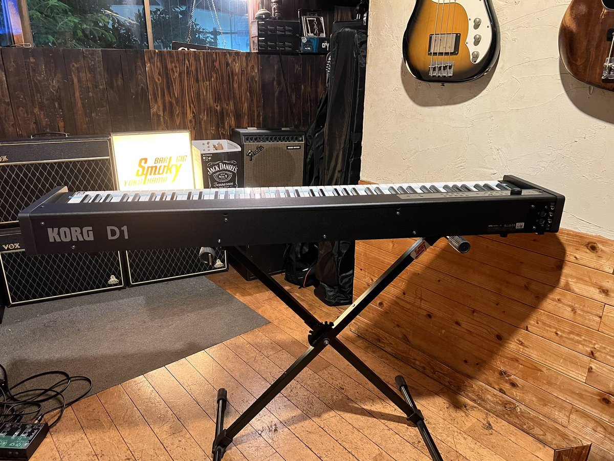 smoky_yokohama's tweet photo. Bar Smokyに出演頂いている
鍵盤奏者の方々へ😆
お待たせしましたwww
入金から待つ事4ヶ月
やっと入荷しました😆🙌🏻👏🏻👏🏻👏🏻
KORG D1✨✨✨
自分は弾けないけど
次の鍵盤入りLive楽しみだなぁ♫
使い方、まだ全くわからないので
説明書読んでおきまーす😅
#BarSmoky #横浜 #投げ銭Live #KORG
#KorgD1 https://t.co/gW1liqZY2F