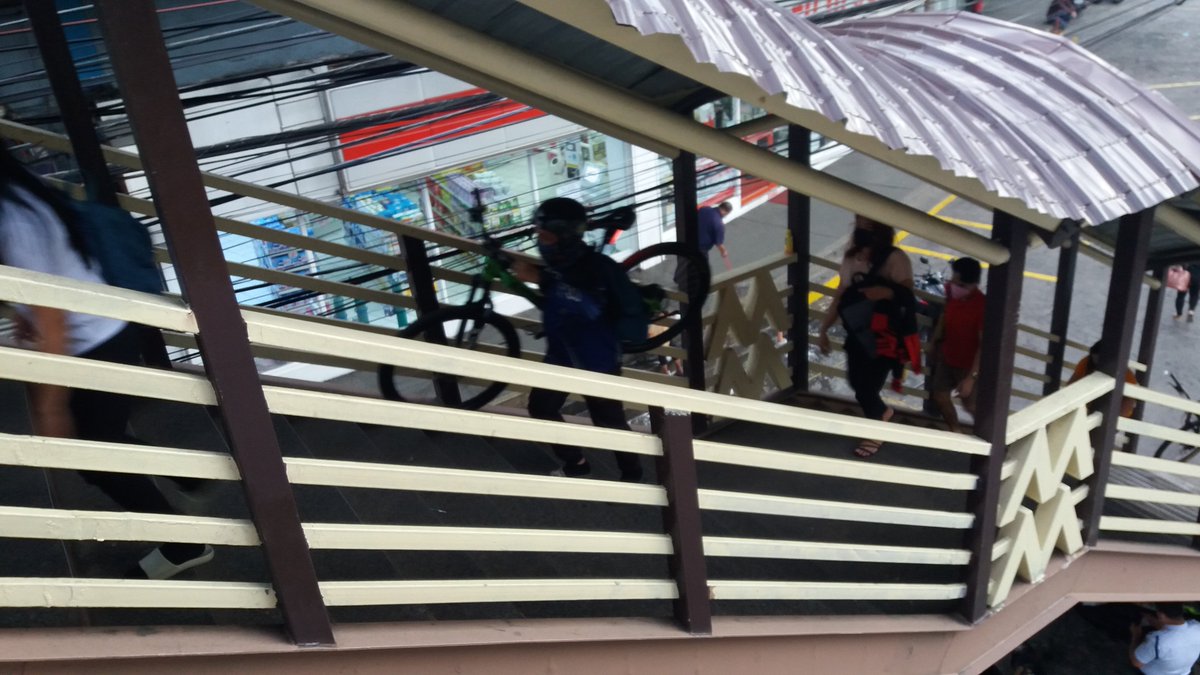 rjmendoza444's tweet photo. More pictures. When we were tallying, a cyclist passed by us and noticed the shirts. "Bike count kayo?" "Oo, sir." "Mabuti yan! Araw-araw namin inaakyat bike namin dito." Bikers coming from Congressional climb going to Roosevelt or EDSA SB. #TogetherForMobility #BikeToTheFutuRE https://t.co/XmTHeLbq7Q