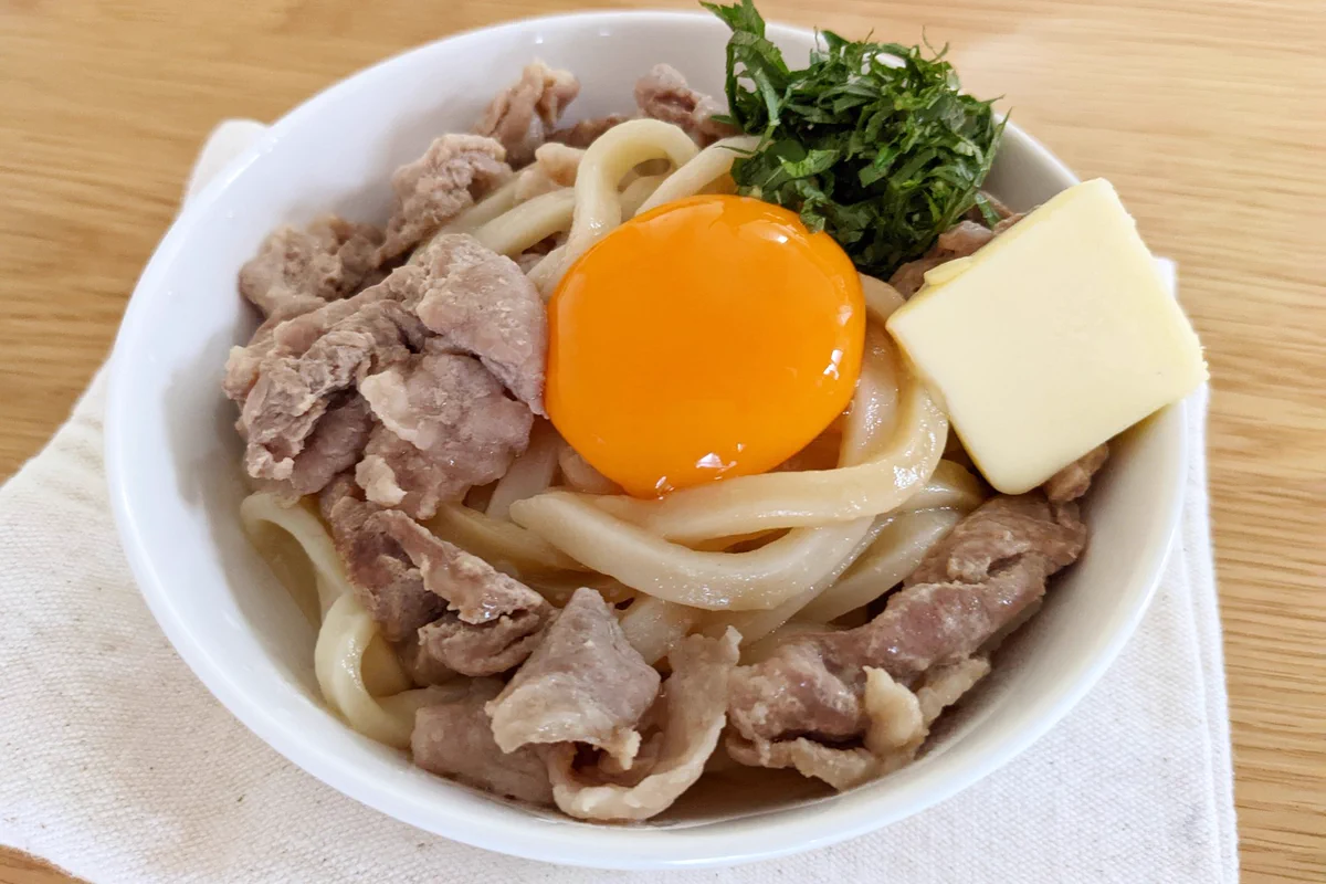 レンジにおまかせ簡単レシピ！みそバター釜玉バターうどん。