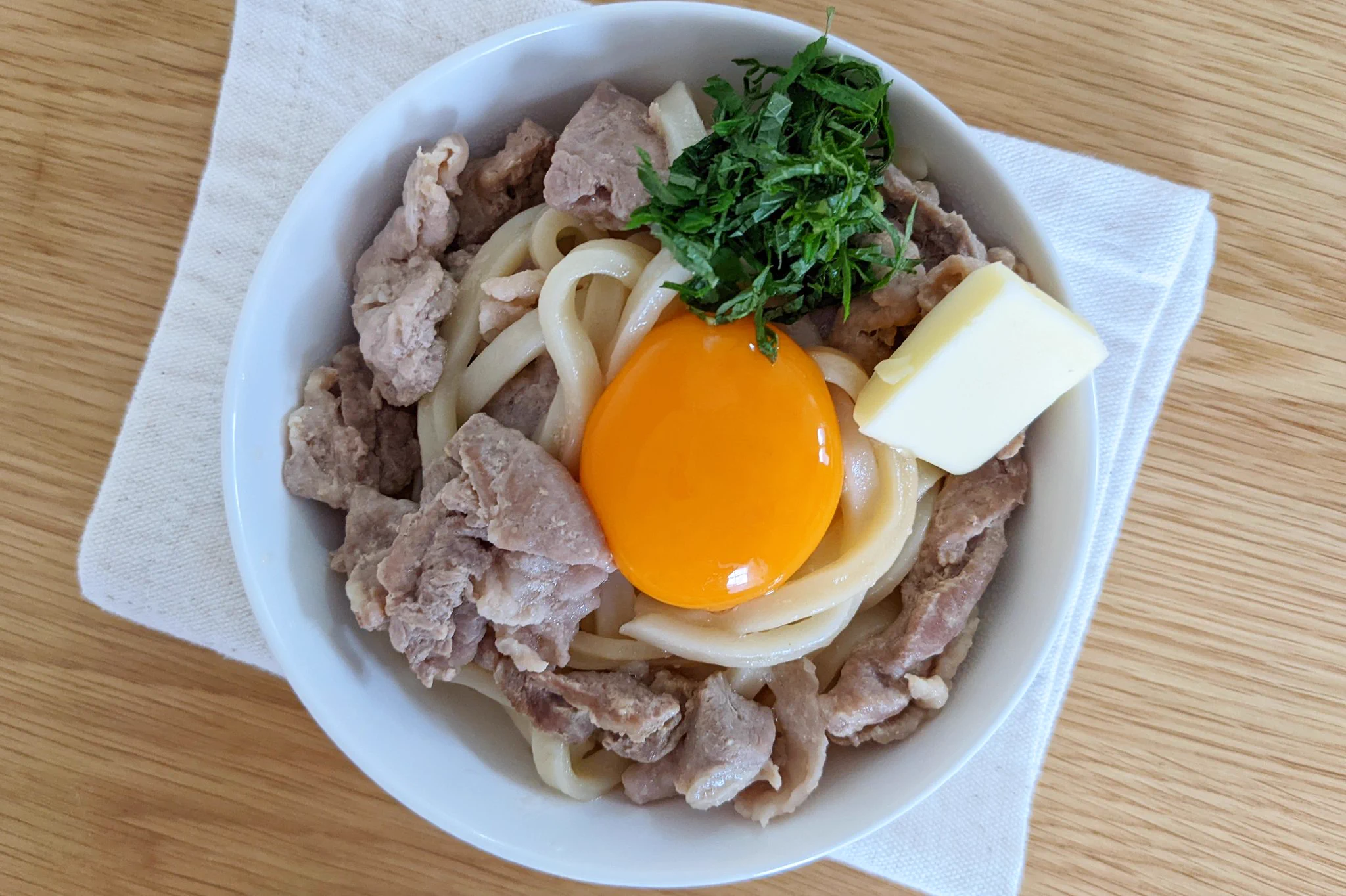 レンジにおまかせ簡単レシピ！みそバター釜玉バターうどん。