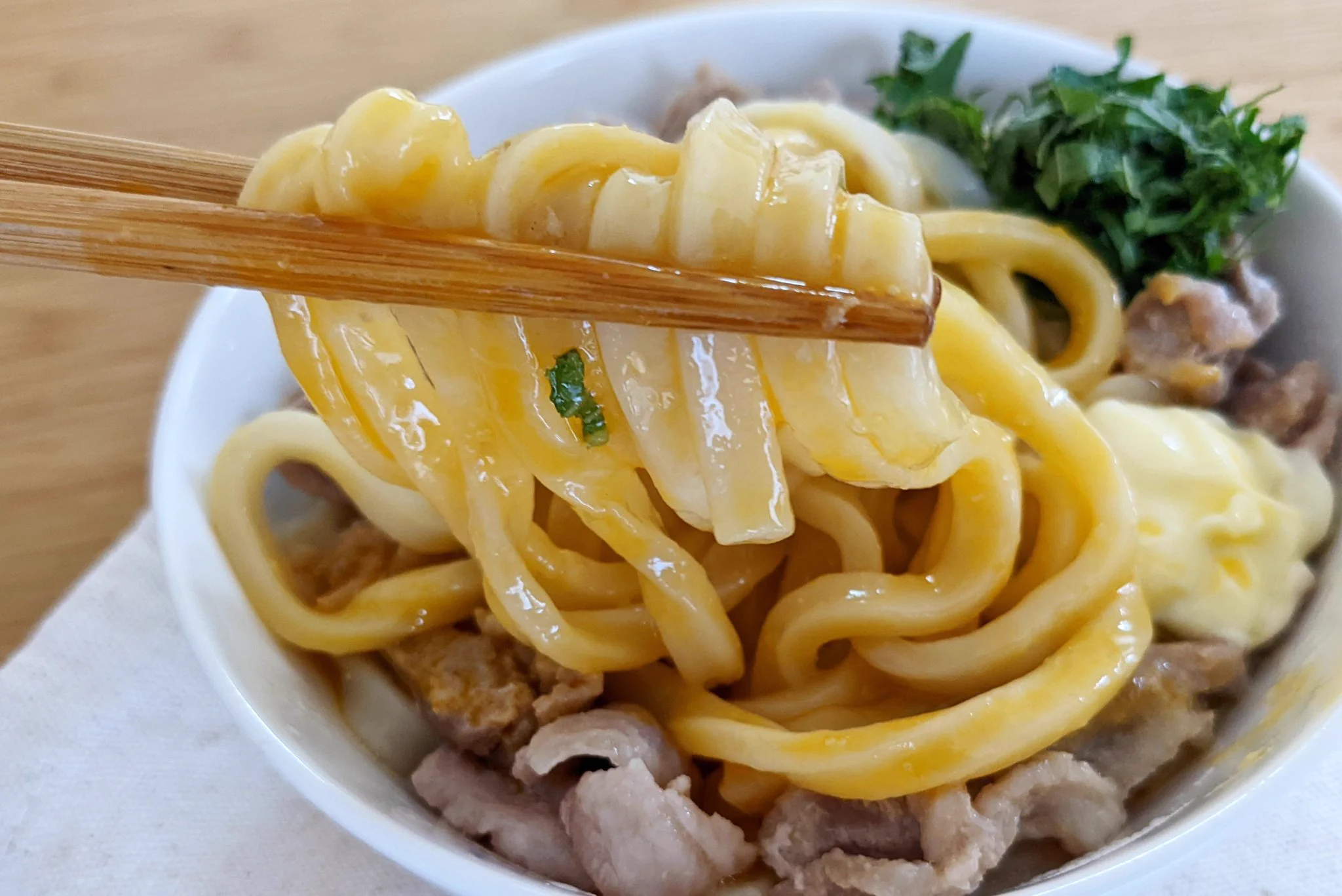 レンジにおまかせ簡単レシピ！みそバター釜玉バターうどん。