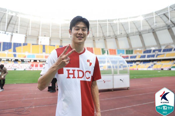 KLeagueEspanol's tweet photo. UN BOMBARDERO NORCOREANO 🇰🇵 SE ACERCA AL PUERTO DE INCHEON 😳🚨
El 2️⃣ veces máximo goleador de la #Kleague 2, #Ahn Byeongjun🇰🇵, está cerca de llegar a #Incheon United🖤💙 que ha tenido que correr al mercado ante la inminente salida de Stefan #Mugosa🇲🇪. https://t.co/WktpWN7u5r
