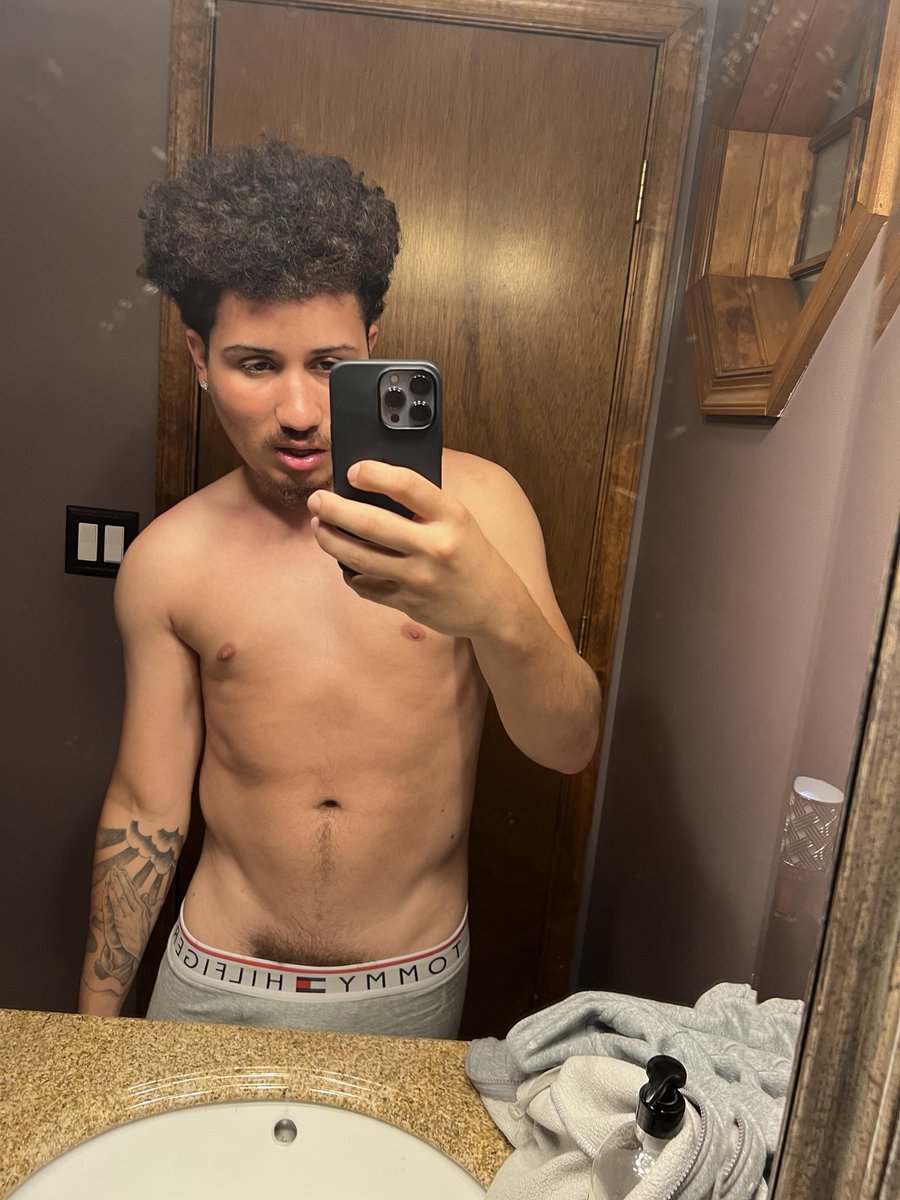 ricotonasty's tweet photo. Sexy lightskin https://t.co/RmuqeAInO4