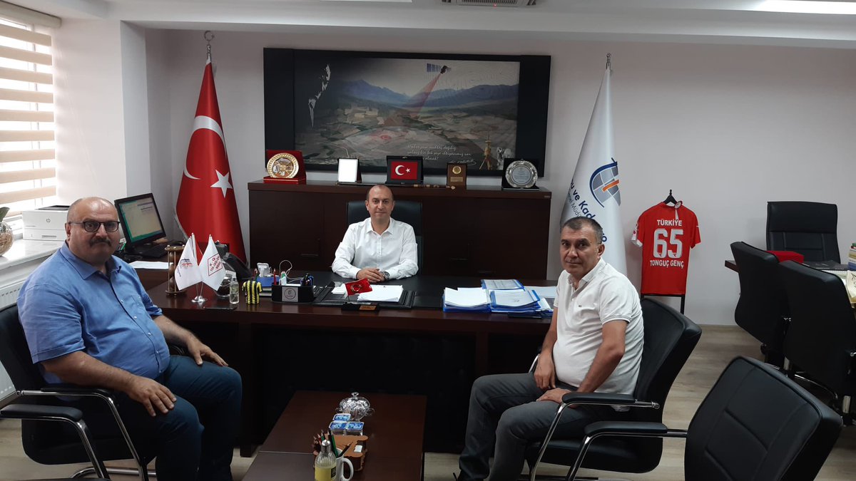 Musa Faruk DEMİR (@musafarukdemir) on Twitter photo Artvin’de Kadastro Müdürüm ve Van’da ise Bölge Müdürüm olarak birlikte çalışmaktan onur duyduğum Ankara Kadastro Müdürüm Sn. <a href="/tongucgenc/">Tonguç Genç</a>’i Muradiye Tapu Müdürüm Sn. <a href="/SelimTIRAK/">Selim TIRAK</a> ile ziyaret ettim. Yeni görevinin hayırlı olması ve başarılarının artarak devamını temenni ediyorum. Artvin’de Kadastro Müdürüm ve Van’da ise Bölge Müdürüm olarak birlikte çalışmaktan onur duyduğum Ankara Kadastro Müdürüm Sn. <a href="/tongucgenc/">Tonguç Genç</a>’i Muradiye Tapu Müdürüm Sn. <a href="/SelimTIRAK/">Selim TIRAK</a> ile ziyaret ettim. Yeni görevinin hayırlı olması ve başarılarının artarak devamını temenni ediyorum.